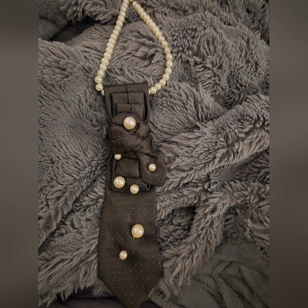 Chic Black Tie Necklace with Pearl Details